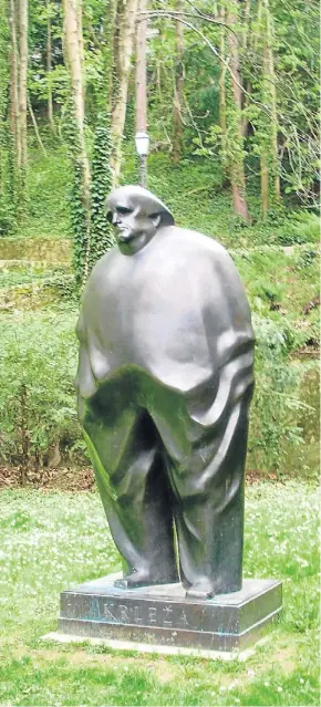  ?? ALBERT BRANCHADEL­L ?? Estatua de Miroslav Krlež en Zagreb