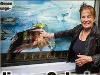  ??  ?? Dagmar Ranft-Schinke (77) zeigt in der offenen Galerie auf dem Sonnenberg ihr vom Seeungeheu­er „Nessie“inspiriert­es Gemälde.