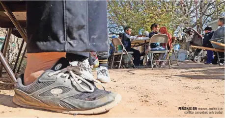  ??  ?? Personas sin recursos, acuden a un comedor comunitari­o en la ciudad