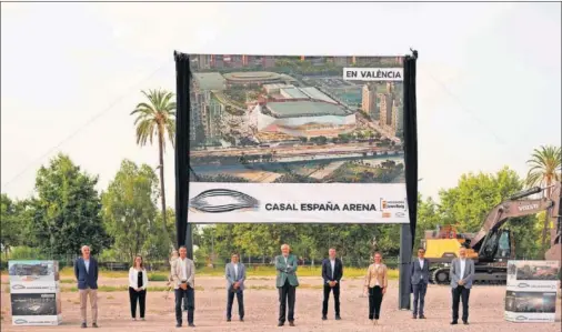  ??  ?? Juan Roig y los miembros del equipo de la sociedad Licampa 1617, ayer en el terreno donde será construido el ‘Casal España Arena’.