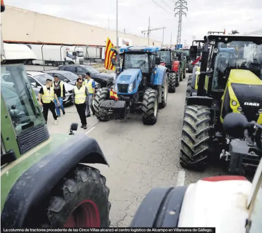  ?? MIGUEL ÁNGEL GRACIA ?? La columna de tractores procedente de las Cinco Villas alcanzó el centro logístico de Alcampo en Villanueva de Gállego.
