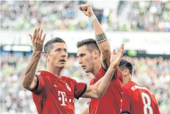  ?? FOTO: DPA ?? Ein Schritt Richtung Befreiung? Robert Lewandowsk­i (li.), mit Niklas Süle, brachte Bayern in Front.