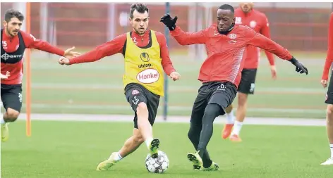  ?? RP-FOTO: FALK JANNING ?? Kevin Stöger beim Training am Dienstag im Zweikampf mit Dodi Lukebakio.