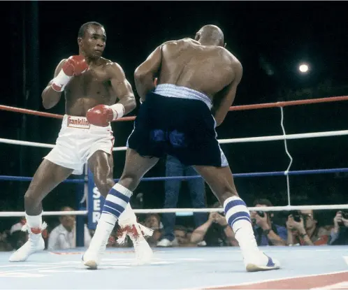  ??  ?? ASTONISHIN­G: Leonard takes the fight to Hagler