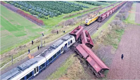  ?? ARCHIVFOTO: ARNULF STOFFEL/DPA ?? Die Unfallstel­le nach dem Zugunglück bei Meerbusch-Osterath: Am Abend des 5. Dezember 2017 war ein Regional-Express der Linie 7 auf dem Weg von Köln nach Krefeld auf einen Güterzug geprallt. Der Güterzug entgleiste.