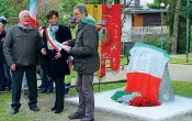  ??  ?? La cerimonia Il cippo in memoria di Pino Galbani a Ballabio