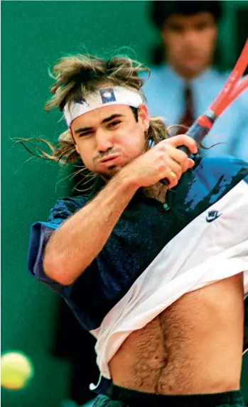  ?? AFP ?? Agassi, en la cancha. Su libro muestra el mundo del tenis bajo una luz poco usual.