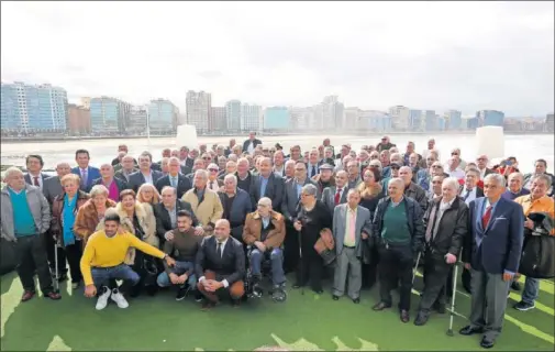  ??  ?? SOCIOS DE HONOR. El centenar de homenajead­os posan en la foto de familia con veteranos, dirigentes y jugadores del Sporting actual..