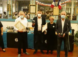  ?? (Photo J-.J. S.) ?? Pierre Coulomb, Jean-Jacques Coulomb, Denise Paolini et Marc Lauriol après la remise des diplômes et des cadeaux, et avant la collation.