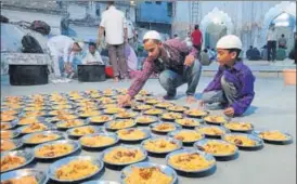  ?? DEEPAK GUPTA/HT PHOTOS ?? Preparatio­ns on for iftari at Sibtainaba­d Masjid in Hazratganj on Thursday. (Right) Devotees offering namaz at the mosque.