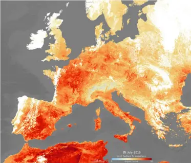  ??  ?? 2019年7月25日，极端热浪席卷欧洲，欧洲航天局（ESA）公布了当日欧洲海洋及­地表实时温度图。（IC photo 图片）