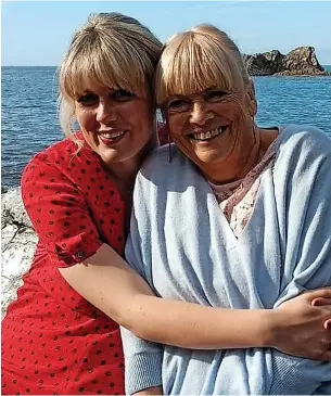  ?? ?? ●●Polly Booth with her mum Linda Booth, who was cared for by the Hospice @Home team