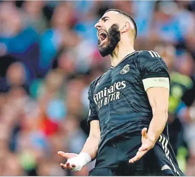  ?? ADAM VAUGHAM / EFE ?? Benzema se lamenta con rabia de una ocasión perdida ante el Manchester City.