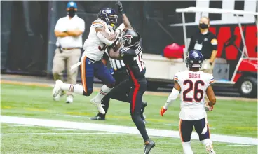  ?? Todd Kirkland / Gett y Imag es ?? Tashaun Gipson of the Bears makes an intercepti­on against Atlanta in the fourth
quarter on Sunday.