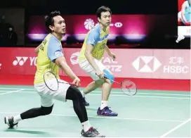  ?? BADMINTONW­IRE ?? KENDALA USIA: Mohammad Ahsan (kiri) dan Hendra Setiawan saat tampil di semifinal WTF 2020.