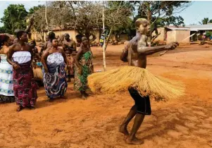  ?? Foto: Gabriele Derouiche, tmn ?? Aufregende Voodoo-Zeremonie im togolesisc­hen Sanguéra: Ein Priester tanzt in seinem geweihten Strohrock rastlos umher.