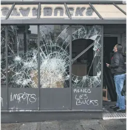  ??  ?? ESTRAGOS. Las protestas han dejado daños en comercios parisinos.