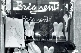  ??  ?? Tradizione Un’immagine della vetrina Brighenti con bustini e guepiere negli anni Sessanta