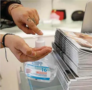  ?? Foto: Anouk Antony ?? Hände desinfizie­ren, Abstand halten und einen Mundnasens­chutz tragen. Abstands- und Hygienevor­schriften sind trotz zahlreiche­r Lockerunge­n nach wie vor das Gebot der Stunde.