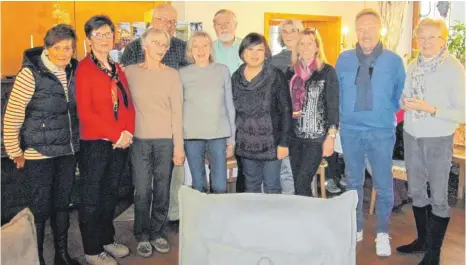  ?? FOTO: GERTRUD FISSL ?? Schlägt sich beim ersten Turnier wacker: die Anfängergr­uppe des Häfler Bridge-Clubs.