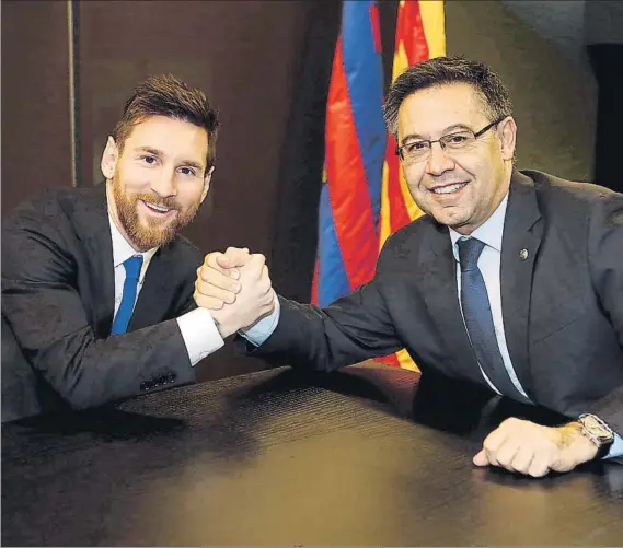  ?? FOTO: FCB ?? Leo Messi y Josep Maria Bartomeu, después de que el crack argentino firmase el pasado mes de noviembre su renovación hasta el 30 de junio de 2021