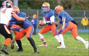  ??  ?? In this file photo, Oneida quarterbac­k Jordan Clark (27) and Stephen Cafalone (30) make a read from the backfield during a 41-7win over Mexico on Friday, Oct. 4.