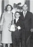  ?? Foto: Tuiach ?? Unser Autor Silvano Tuiach mit seinen Eltern Frida und Romano Tuiach. Aufge nommen wurde das Bild bei der Kommu nion des Kabarettis­ten.