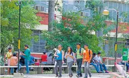  ??  ?? ARCHIVO.
Estudiante­s caminan por la plaza de la Unah-vs.