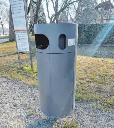  ?? FOTO: ANDREAS BAUER, GTL/STADT LINDAU ?? Solche Mülleimer mit Aschenbech­er werden an vielbesuch­ten Stellen auf der Lindauer Insel aufgestell­t.