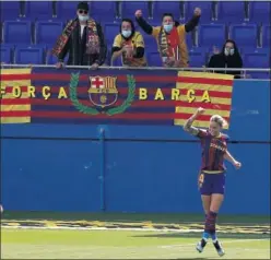  ??  ?? Mapi, del Barça, celebra el primer gol ante el Depor en el Johan Cruyff.