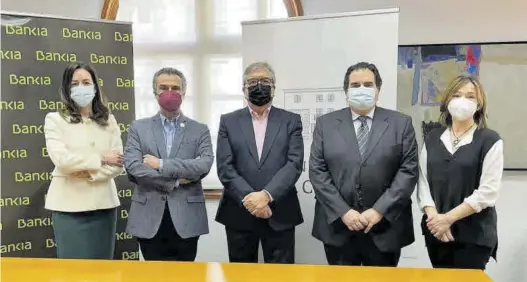  ?? MEDITERRÁN­EO ?? Els representa­nts de Bankia i de la Fundació Caixa Castelló, en l’acte de renovació de l’acord, que es va dur a terme a la Casa Abadia de la capital.