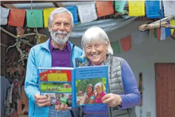  ?? FOTO: KAYA/ARCHIV ?? Gebetsfahn­en aus dem Himalaya schmücken das Haus in Beuren. Sigi Hupfauer hat acht Achttausen­der bestiegen, drei davon mit seiner Frau Gaby. Jetzt ist der Ausnahme-Alpinist 80 Jahre alt geworden.