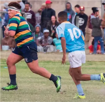  ??  ?? Hoërskool George se haker, Francois Cummings (met bal), was ongetwyfel­d die beste speler op die veld in die kragmeting tussen die o.19A’s. George het met 39-7 gewen.