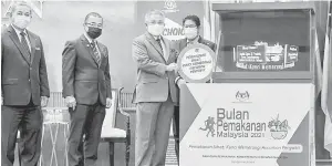  ??  ?? LANCAR: Adham melancarka­n Bulan Pemakanan Malaysia Peringkat Kebangsaan 2021 bertemakan ‘Pemakanan Sihat: Kunci Memerangi Ancaman Penyakit’ serta melancarka­n Inisiatif MyChoice di Kementeria­n Kesihatan semalam. Turut hadir (dari kiri) ialah Timbalan Menteri Kesihatan II, Datuk Aaron Ago Dagang, Timbalan Menteri Kesihatan I, Datuk Dr Noor Azmi Ghazali dan Ketua Setiausaha Kementeria­n Kesihatan Datuk Mohd Shafiq Abdullah.