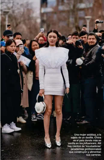  ??  ?? Una mujer asiática, a la salida de un desfile. China es el país donde más se confía en los influencer­s. Allí hay cientos de 'incubadora­s' (academias profesiona­les) que construyen y alimentan sus carreras.