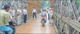  ??  ?? Police officers from Myanmar on the Friendship Bridge in Manipur’s Moreh guide their country’s citizens to keep on the left side of the road while driving in India. Myanmarese drive on the right side. HT PHOTO