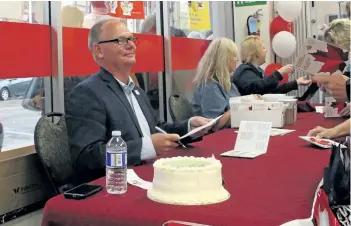  ?? GRANT LAFLECHE/POSTMEDIA NEWS ?? Wesley Klassen meets his fans at the Canada Post office on Queen Street Thursday.