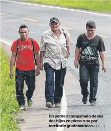  ?? EFE ?? Un padre acompañado de sus dos hijos en plena ruta por territorio guatemalte­co.