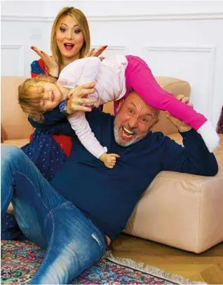  ??  ?? UNA NUOVA ROUTINE A sinistra,
Maurizio Battista, 62, con la moglie Alessandra, 32, e la figliaAnna, 3, in una foto pre-clausura. Aemergenza finita, Il comico tornerà in tv con Poco
di tanto, in prima serata su Rai 2. Sopra, Battista alle prese col forno e, a destra, con i giochi di Anna.