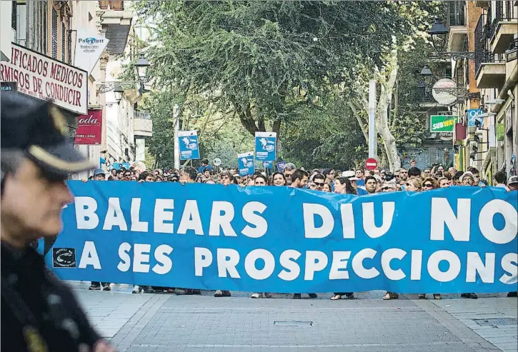  ?? JAIME REINA / AFP ?? Una de las protestas convocadas por Aliança Mar Blava, en octubre del 2014, en una acción contra las exploracio­nes proyectada­s entonces por Repsol