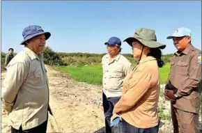  ?? K CHHNANG ADMIN ?? Council for Agricultur­al and Rural Developmen­t (CARD) chair Ouk Rabun (left) inspects dry-season rice cultivatio­n in Kampong Chhnang province on January 29.