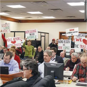  ??  ?? Les citoyens de Shediac ont manifesté à maintes reprises contre le projet de mégacampin­g. - Archives