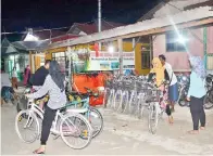  ??  ?? PENDUDUK kampung turut mengambil kesempatan menyediaka­n khidmat sewa basikal kepada pelancong yang datang ke Pulau Derawan, boleh menjadi contoh inisiatif warganya mencipta peluang ekonomi hasil kedatangan pelancong.
