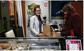  ??  ?? Des thés, sakés, gâteaux mais également de la vaisselle et des kimonos sont en vente dans le nouvel espace.