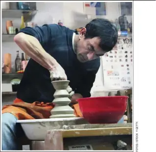  ??  ?? En la empresa de cerámica de Juan Carlos Iñesta apuestan por las ventajas de que el usuario tenga contacto con la materia prima.