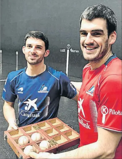  ?? FOTO: ASPE ?? Jokin Altuna y Joseba Ezkurdia posan en la cancha del Bizkaia con las pelotas escogidas para la semifinal del domingo
