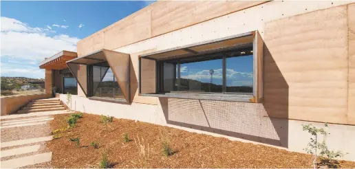  ?? COURTESY ALEXANDER DZUREC ?? An exterior view of the La Molina residence by Autotroph