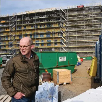  ?? Bild: MALIN STRANDBERG ?? PLANER. Mats Rydholm framför väggen där konstverke­t ska placeras.