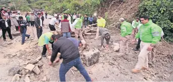  ??  ?? Luego de que retiraron obstáculos de la carretera Chalchihua­tán-San Cristóbal de las casas, habitantes de Chenalhó retuvieron por más de 10 horas a cinco funcionari­os de Protección Civil estatal y dos de la Subsecreta­ría de Gobierno.