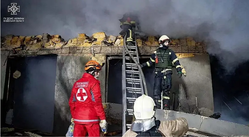  ?? ?? Ukrainisch­en Notfalldie­nste an einem Gebäude nach einem russischen Angri  in Odessa, Ukraine, am 23. Februar 2024. Ukrainian Emergency Service via AP